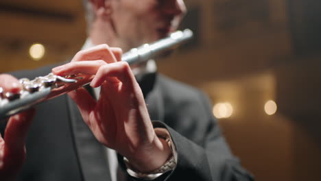 Professioneller-Flötist-Spielt-Flöte-Bei-Einer-Probe-In-Der-Philharmonie-Oder-Einem-Konzert-Eines-Symphonieorchesters-In-Nahaufnahme