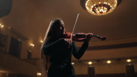 Joven-Músico-Con-Violín-En-La-Escena-De-La-Antigua-ópera-Hermoso-Violinista-Está-Tocando-El-Violín