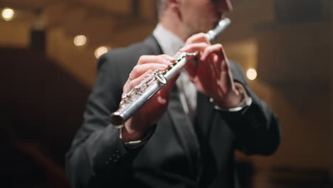 Flautista-Profesional-Toca-La-Flauta-En-La-ópera-O-En-La-Sala-Filarmónica-Retrato-Del-Músico