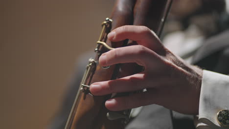 Musiker-Spielt-Blasinstrument-Nahaufnahme-Der-Hände-Auf-Dem-Fagott-Fagottist-Spielt-Solo