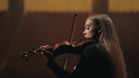 Mujer-Joven-Está-Practicando-Tocar-El-Violín-En-La-Escuela-De-Música-Retrato-De-Violinista-Femenina-En-El-Music-Hall