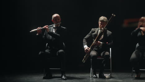Fagottist-Und-Flötisten-Spielen-Auf-Der-Bühne-Des-Opernhauses-Zwei-Professionelle-Musiker