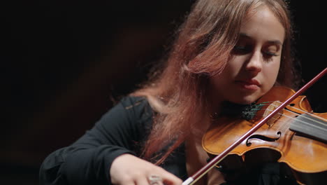 La-Joven-Violinista-Está-Aprendiendo-A-Tocar-El-Violín-O-La-Viola-En-La-Sala-Filarmónica.