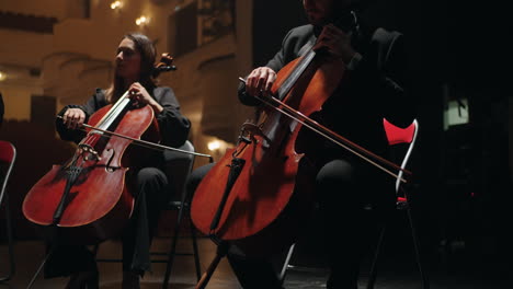 Professionelle-Musiker-Spielen-Cello-Und-Violine-Im-Klassischen-Musikkonzert-Des-Opernhauses