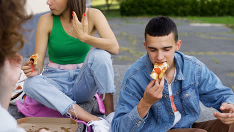 Friends-eating-outdoors