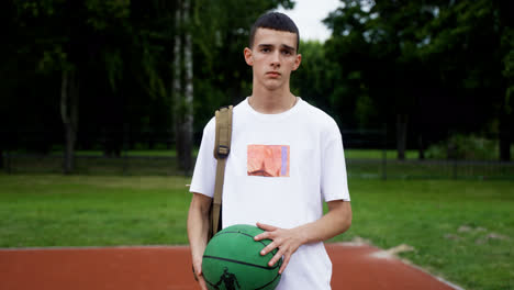Junger-Teenager,-Der-Mit-Basketball-Spielt