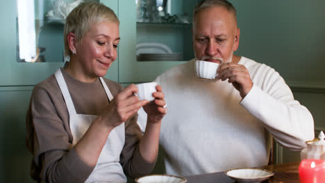 Couple-having-tea-at-home