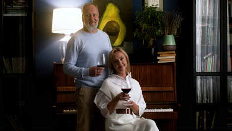 Couple-drinking-wine-at-home