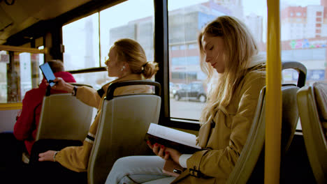Junge-Leute-Sitzen-Im-Bus