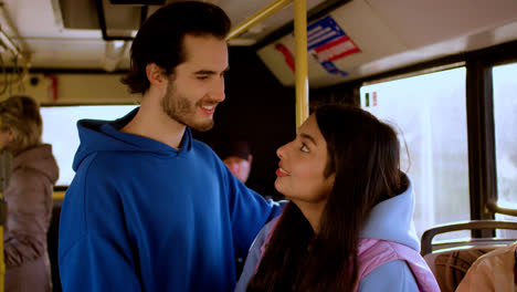 Couple-talking-in-the-bus