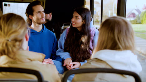 Zwei-Junge-Paare-Sitzen-Im-Bus