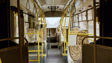 Autobús-Con-Asientos-Vacíos