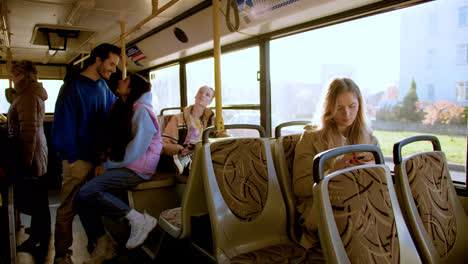 Junge-Frau-Benutzt-Smartphone-Im-Bus