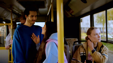 Pareja-Hablando-En-El-Autobús