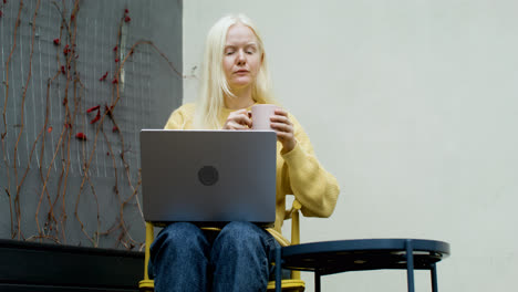 Happy-woman-using-laptop