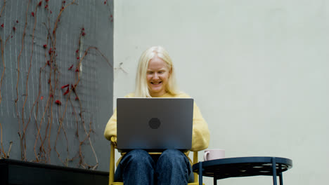 Mujer,-usar-la-computadora-portátil
