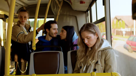 Mujer-Joven-Sentada-En-El-Autobús