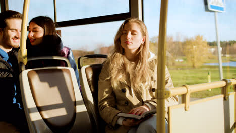 Mujer-Joven-Leyendo-En-El-Autobús