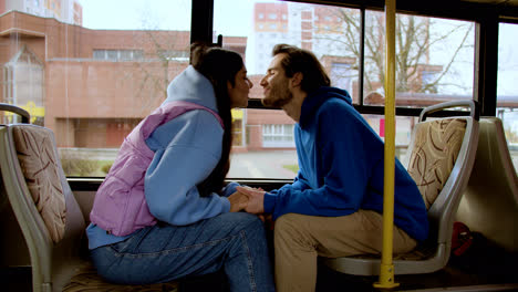 Couple-sitting-in-the-bus