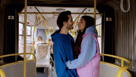 Seitenansicht-Eines-Paares-Im-Bus
