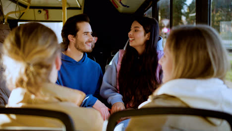 Zwei-Junge-Paare-Sitzen-Im-Bus