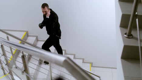 Hombre-De-Uniforme-Subiendo-Las-Escaleras