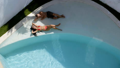 Couple-in-the-swimming-pool