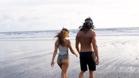 Man-and-woman-going-to-the-sea