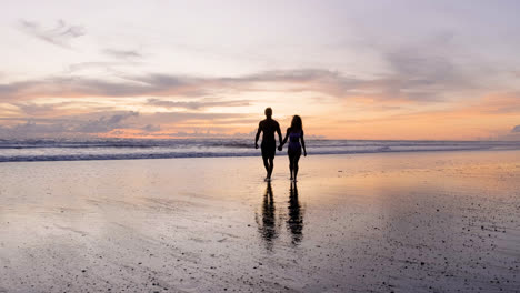 Couple-walking-at-the-beach
