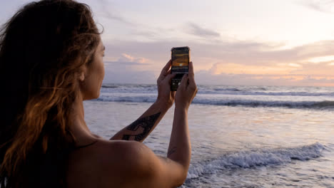 Woman-taking-picture-of-the-beach