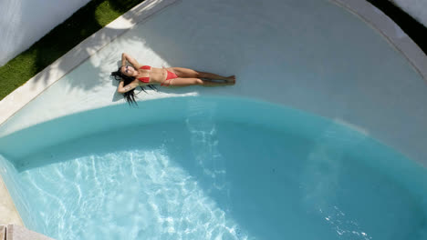 Woman-in-the-swimming-pool