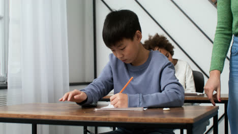 Asiatischer-Junge-In-Der-Schule