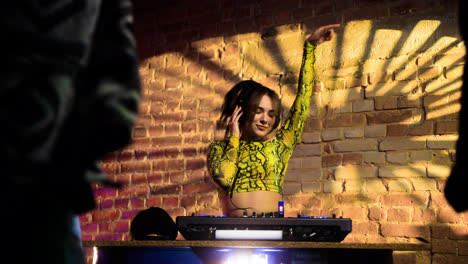 DJ-Arbeitet-Im-Nachtclub