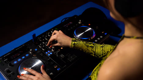 Woman-with-headphones-djing-at-the-disco