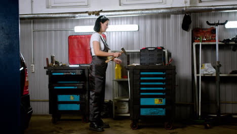 Woman-putting-hammer-on-the-toolbox