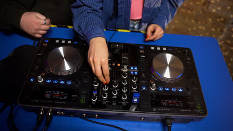 DJs-Arbeiten-In-Der-Disco