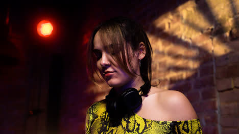 Woman-with-headphones-djing-at-the-disco