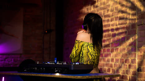 DJ-Arbeitet-Im-Nachtclub
