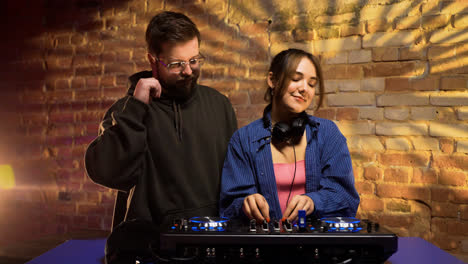 DJs-Arbeiten-Im-Nachtclub