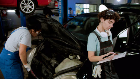 Women-working-on-a-vehicle