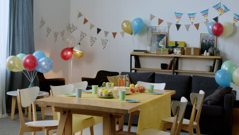 Decorated-living-room-for-birthday-party