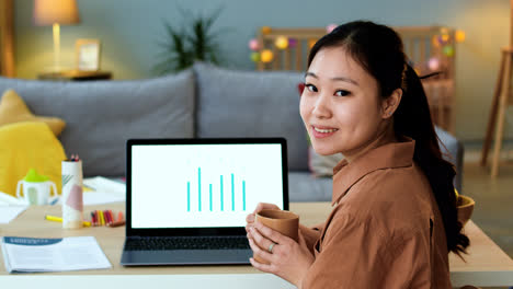 Vista-Posterior-De-Una-Mujer-Asiática-Trabajando-En-Una-Computadora-Portátil