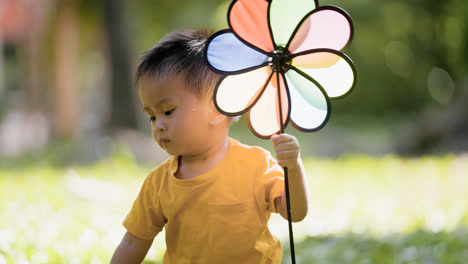 Niño-Vietnamita-En-Un-Parque