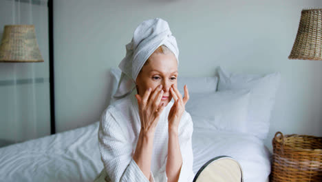 Woman-doing-her-selfcare-routine