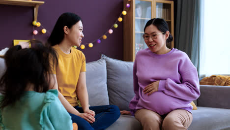 Asiatische-Mütter-Unterhalten-Sich-Im-Wohnzimmer