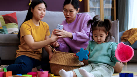 Madres-Asiáticas-Que-Usan-Teléfonos-Inteligentes