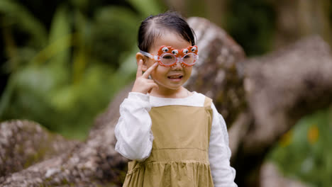 Kind-Posiert-Mit-Brille