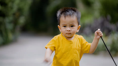 Asiatisches-Kind-In-Einem-Park