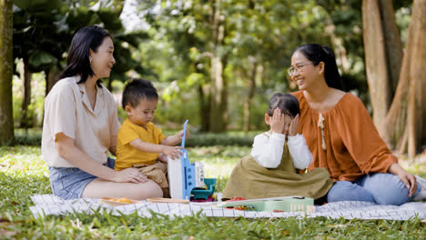 Family-in-a-picnic-at-the-park