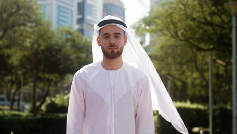 Mann-Mit-Arabischer-Kleidung-Auf-Der-Straße